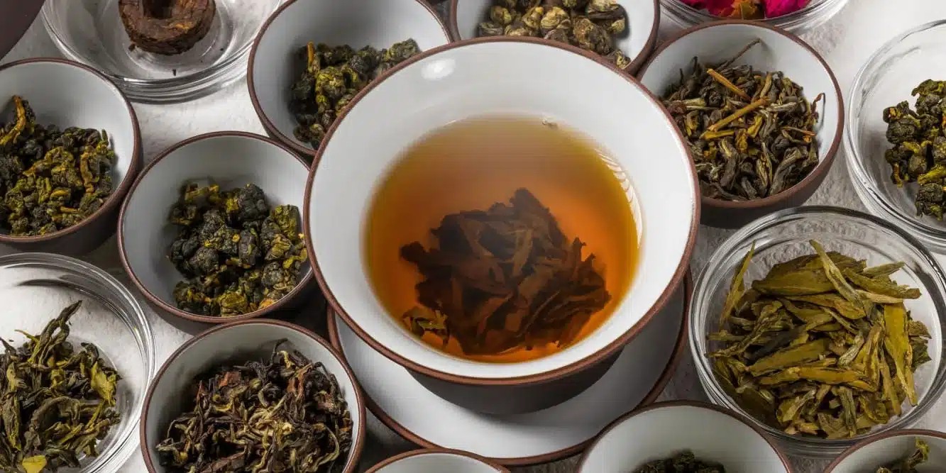 茶席与茶具布置，茶壶与茶杯特写