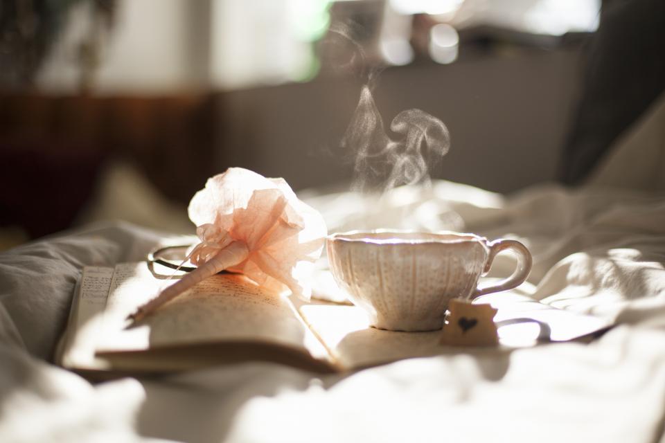 茶杯与书本并置的桌面